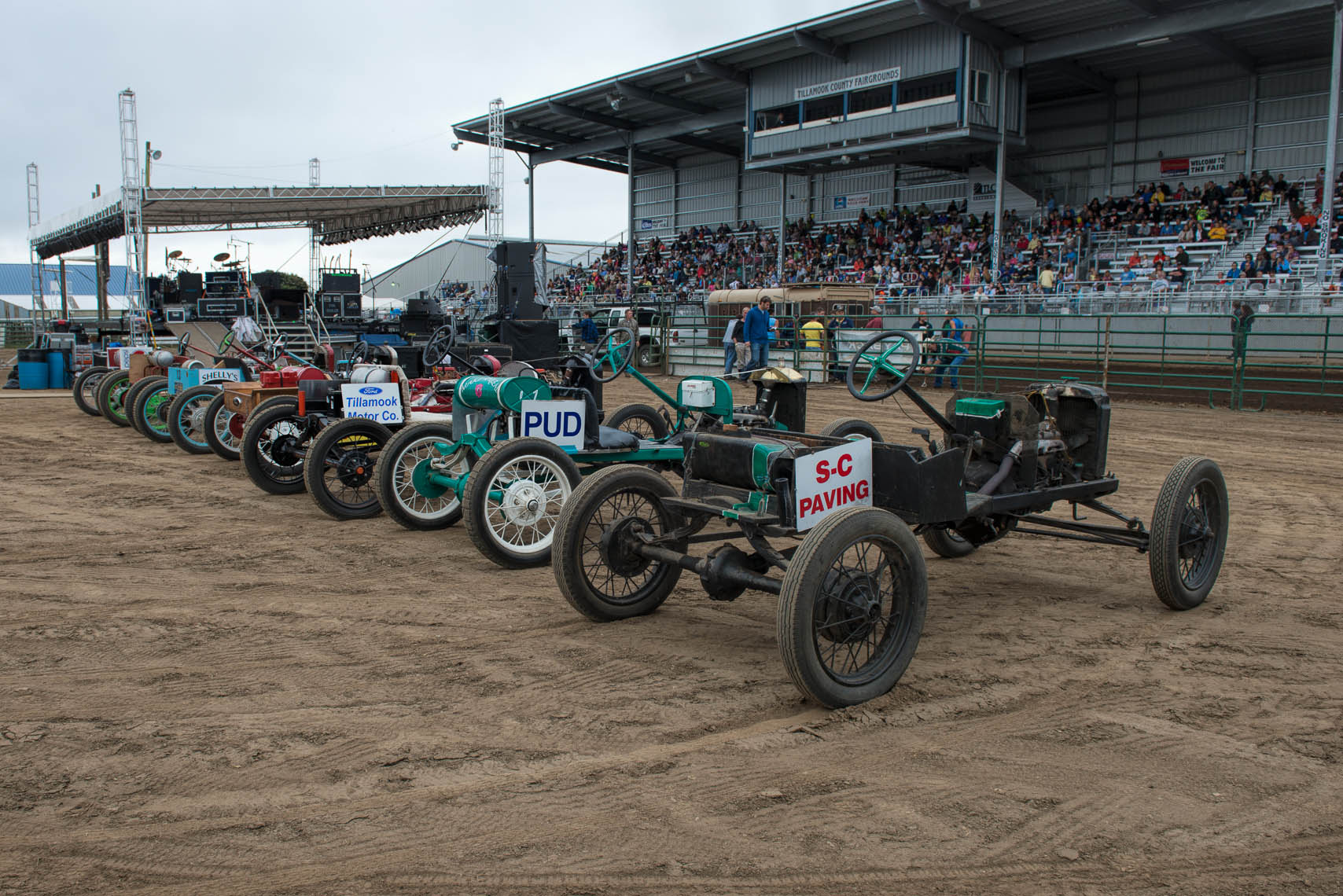 Pig and Ford Races, William Bragg, editorial photographer, Portland, Oregon